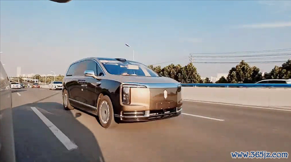 百万价位MPV！尊界V800实车曝光：车头宽阔车标极其缜密